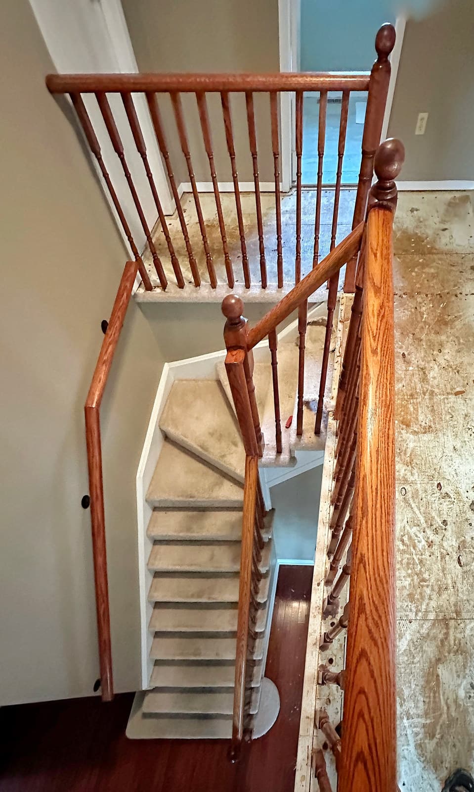 An oak staircase and landing with turned spindles and hardwood flooring